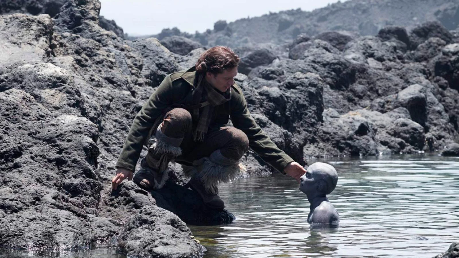 La Piel Fría 2017 escena inicial